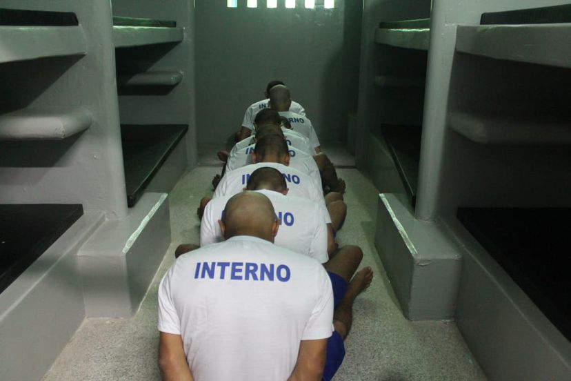 Grupo de detentos na Cadeia Pública de Altos